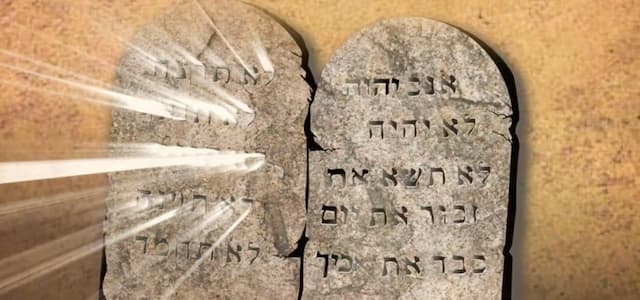 3. God Gives Ten Commandments & the Sacrifices